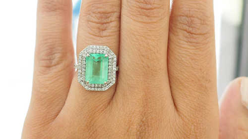 Anello a doppio cerchio in oro bianco, smeraldo colombiano certificato e diamanti