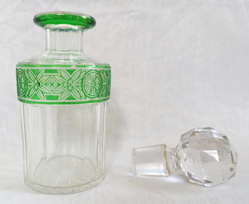 Perfume bottle in Baccarat green overlay crystal, Empire model - 15,2cm