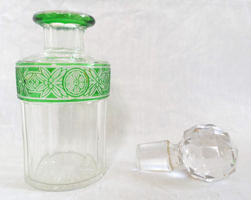 Perfume bottle in Baccarat green overlay crystal, Empire model - 15,2cm