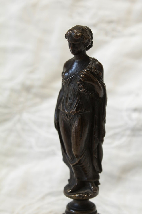 Scultura in bronzo di donna in stile antico, fine XIX secolo