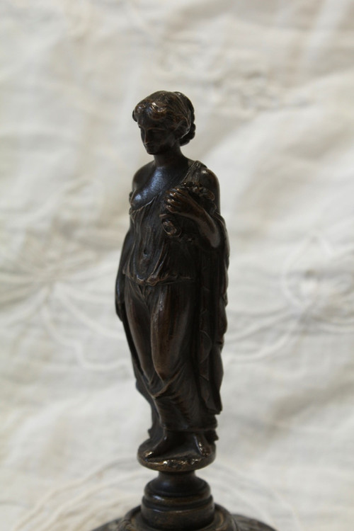 Scultura in bronzo di donna in stile antico, fine XIX secolo