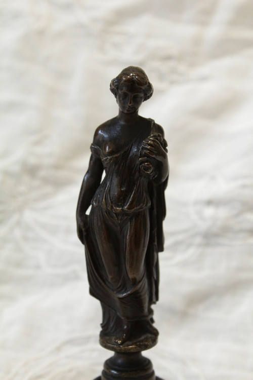 Scultura in bronzo di donna in stile antico, fine XIX secolo