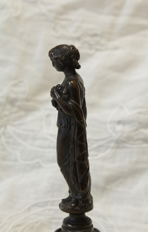 Scultura in bronzo di donna in stile antico, fine XIX secolo
