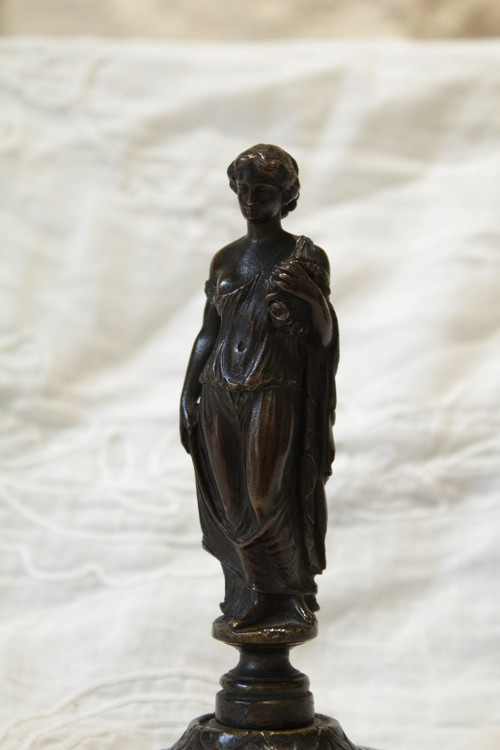 Scultura in bronzo di donna in stile antico, fine XIX secolo