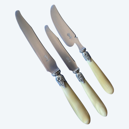 Knives with horn handles.