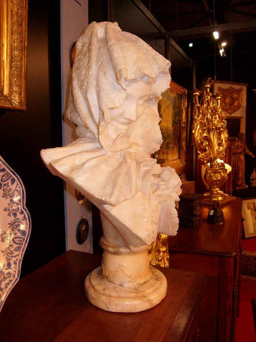 Busto di ragazza in stile Art Nouveau