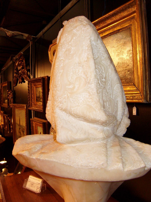 Busto di ragazza in stile Art Nouveau