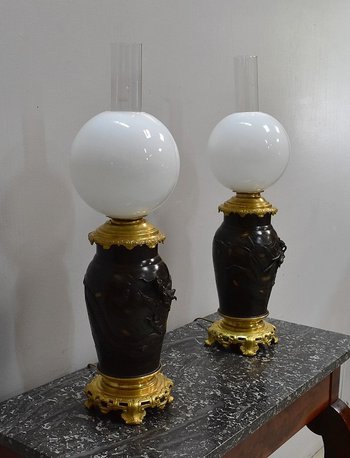 Paire de Lampes Asiatiques à Patine Brune - 1900