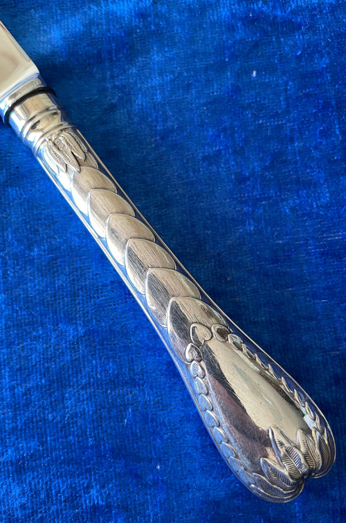 6 dessert knives.