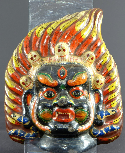 Tibet, erste Hälfte des 20. Jahrhunderts, Polychrome Maske aus Buntkarton, die Mahakala darstellt.