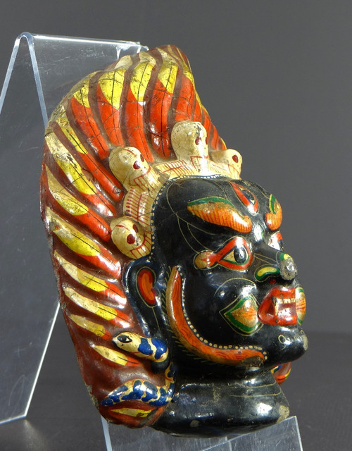 Tibet, erste Hälfte des 20. Jahrhunderts, Polychrome Maske aus Buntkarton, die Mahakala darstellt.