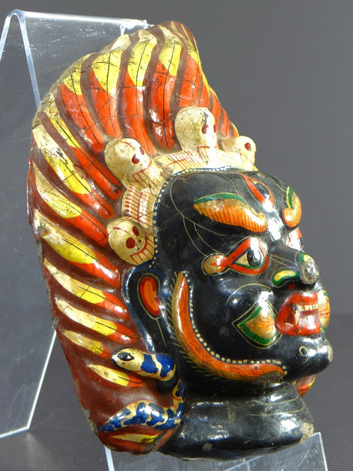 Tibet, erste Hälfte des 20. Jahrhunderts, Polychrome Maske aus Buntkarton, die Mahakala darstellt.