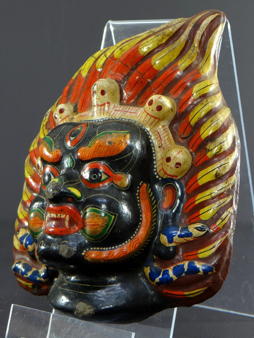 Tibet, erste Hälfte des 20. Jahrhunderts, Polychrome Maske aus Buntkarton, die Mahakala darstellt.