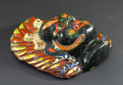 Tibet, erste Hälfte des 20. Jahrhunderts, Polychrome Maske aus Buntkarton, die Mahakala darstellt.