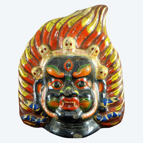 Tibet, erste Hälfte des 20. Jahrhunderts, Polychrome Maske aus Buntkarton, die Mahakala darstellt.