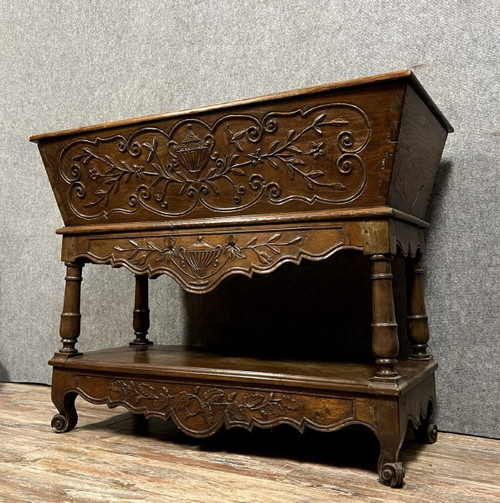 Pétrin provençal région Arlésienne de style Louis XV en noyer circa 1880-1900 