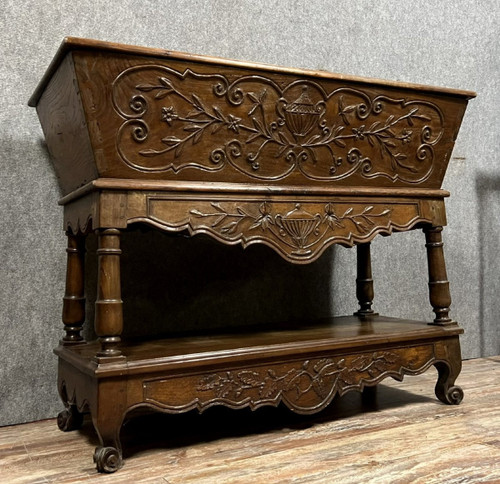 Pétrin provençal région Arlésienne de style Louis XV en noyer circa 1880-1900 