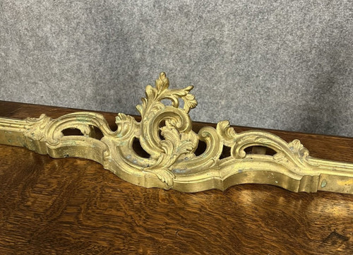 Gilded bronze hearth bar decorated with scrolls, acanthus leaves and openwork vases