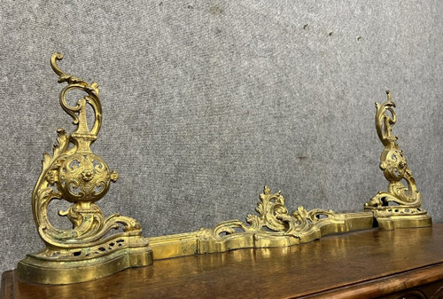 Gilded bronze hearth bar decorated with scrolls, acanthus leaves and openwork vases