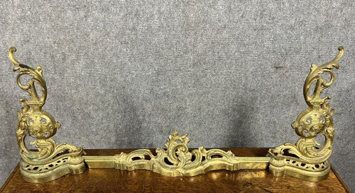 Gilded bronze hearth bar decorated with scrolls, acanthus leaves and openwork vases