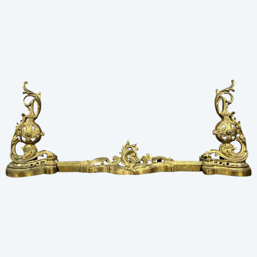 Gilded bronze hearth bar decorated with scrolls, acanthus leaves and openwork vases