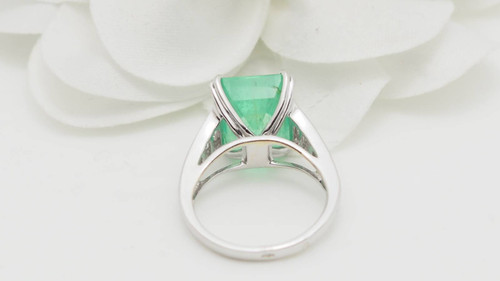 Anello in oro bianco, smeraldo colombiano da 7 carati e diamanti