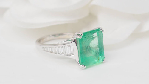 Anello in oro bianco, smeraldo colombiano da 7 carati e diamanti