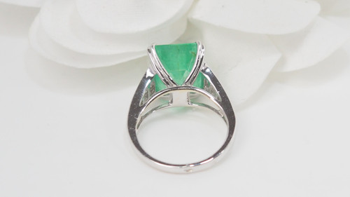 Anello in oro bianco, smeraldo colombiano da 7 carati e diamanti