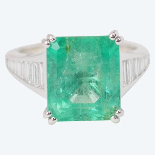 Anello in oro bianco, smeraldo colombiano da 7 carati e diamanti