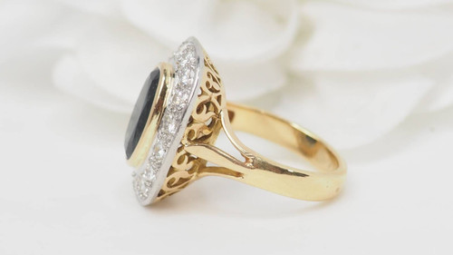 Anello pompadour bicolore in oro, zaffiri e diamanti