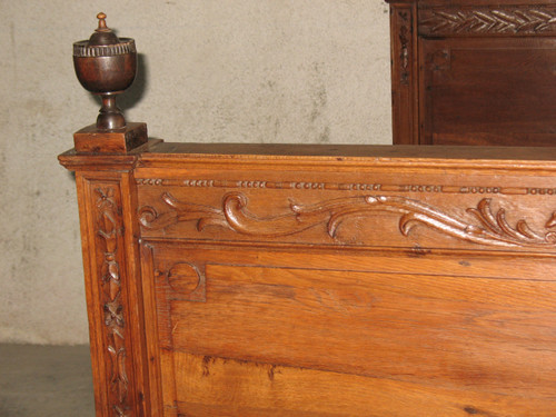 Alkovenbett aus geschnitzter Eiche Ende des 18. Jahrhunderts, komplett mit Schienen und Rollen