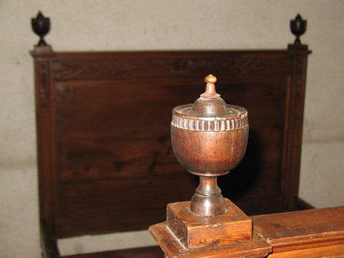 Alkovenbett aus geschnitzter Eiche Ende des 18. Jahrhunderts, komplett mit Schienen und Rollen