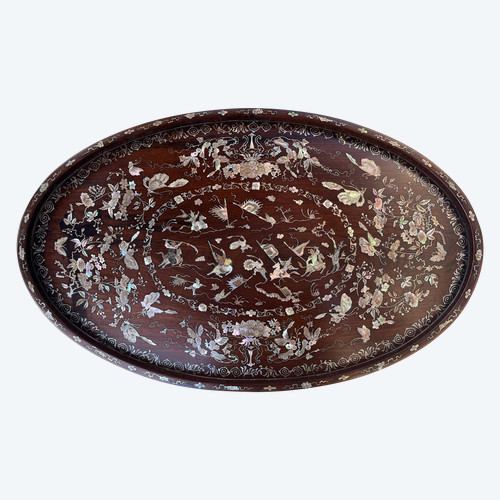 Ovales Tablett mit Perlmutt-Intarsien, Indochina um 1900