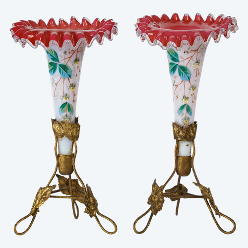 Une Paire De  vases de forme Cornets En Opaline Fin XIXème Siècle 