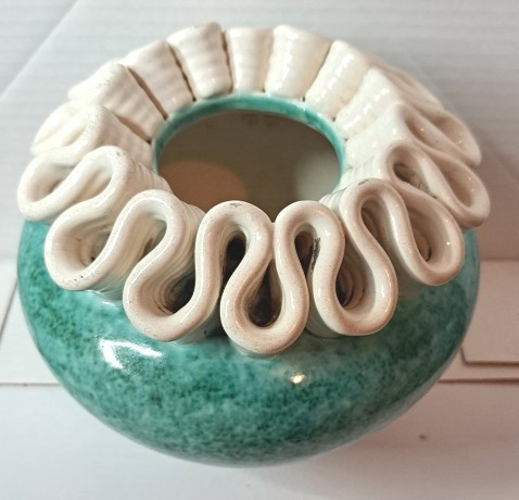 Grün gesprenkelte, emaillierte Kugelvase aus der Manufaktur von Sainte Radegonde