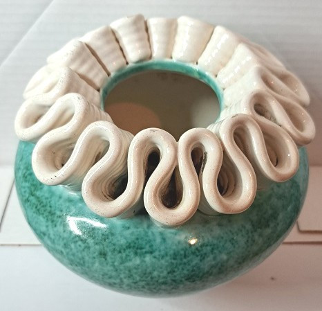 Vase Boule émaillée vert moucheté de la manufacture de Sainte Radegonde N°2