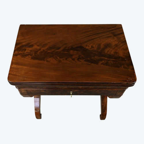 Mahogany burl game table, Restoration period - Early 19th century