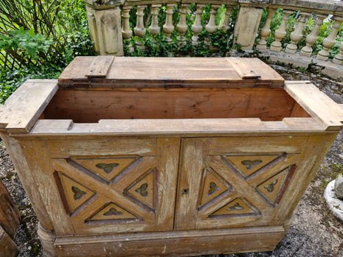 Coppia di mobili rivestiti in legno del XVIII secolo