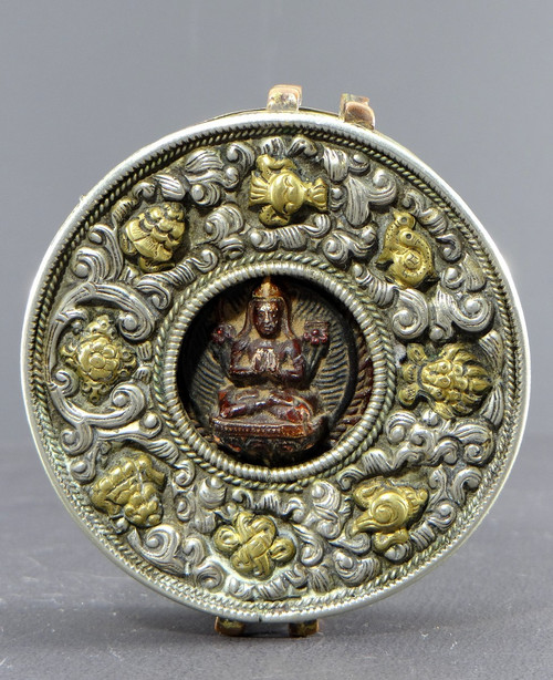 Tibet, Ende des 19. - Anfang des 20. Jahrhunderts, Gau aus versilbertem und vergoldetem Metall mit dem Bildnis eines Lamas.