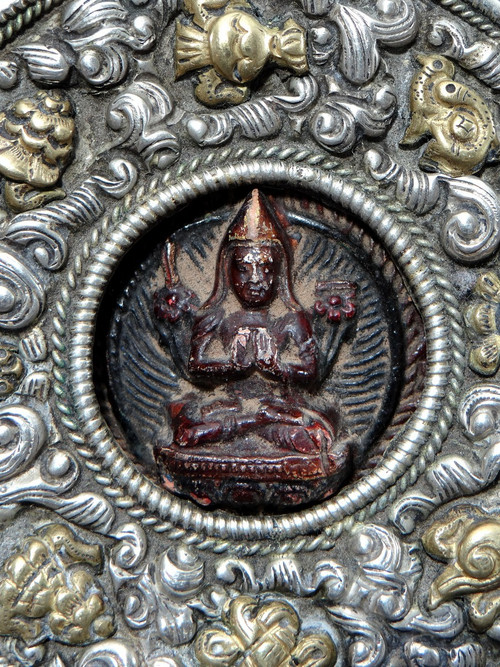 Tibet, Ende des 19. - Anfang des 20. Jahrhunderts, Gau aus versilbertem und vergoldetem Metall mit dem Bildnis eines Lamas.
