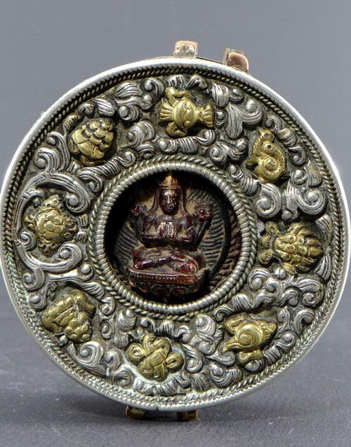 Tibet, Ende des 19. - Anfang des 20. Jahrhunderts, Gau aus versilbertem und vergoldetem Metall mit dem Bildnis eines Lamas.