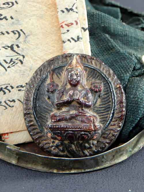 Tibet, Ende des 19. - Anfang des 20. Jahrhunderts, Gau aus versilbertem und vergoldetem Metall mit dem Bildnis eines Lamas.