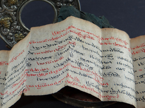 Tibet, Ende des 19. - Anfang des 20. Jahrhunderts, Gau aus versilbertem und vergoldetem Metall mit dem Bildnis eines Lamas.