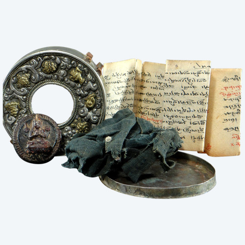 Tibet, Ende des 19. - Anfang des 20. Jahrhunderts, Gau aus versilbertem und vergoldetem Metall mit dem Bildnis eines Lamas.