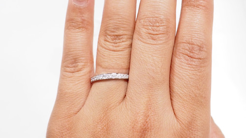 Anello nuziale in oro bianco e diamanti