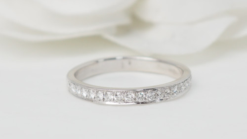 Anello nuziale in oro bianco e diamanti