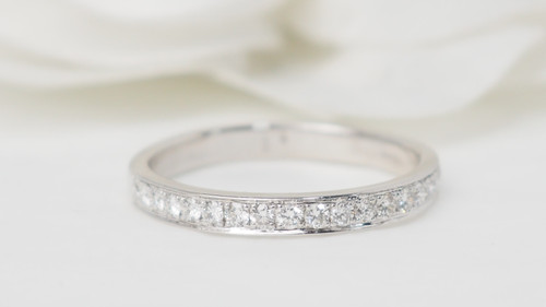 Anello nuziale in oro bianco e diamanti