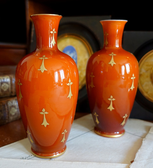 Baccarat: pair of orange and gold opaline vases - circa 1900