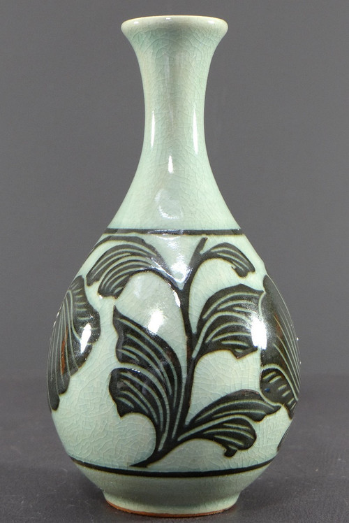 Corea, metà del XX secolo, Vaso in porcellana con disegno di piante.