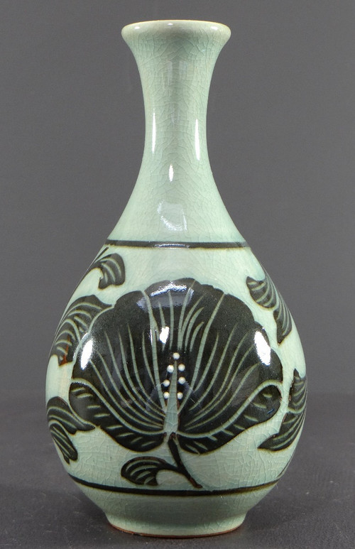 Corea, metà del XX secolo, Vaso in porcellana con disegno di piante.
